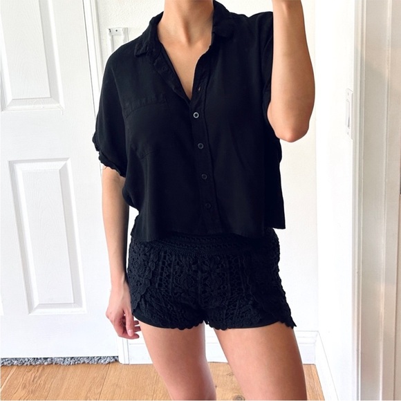 Black Short Sleeve Button-Up Cropped Blouse - Size Small - Picture 2 of 5